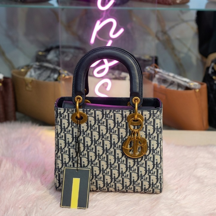 Luxury Signature Monogram Handbag – Timeless Royal Elegance