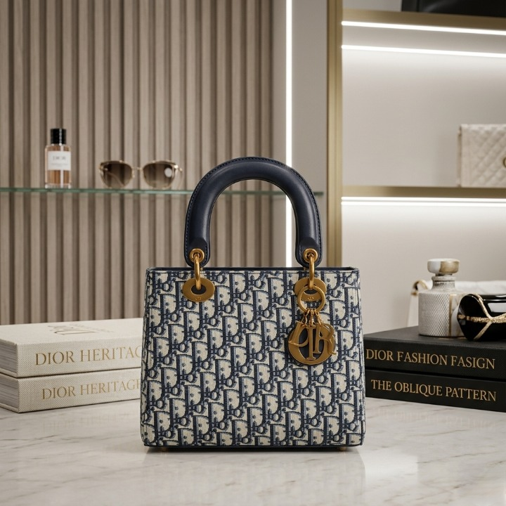 Luxury Signature Monogram Handbag – Timeless Royal Elegance